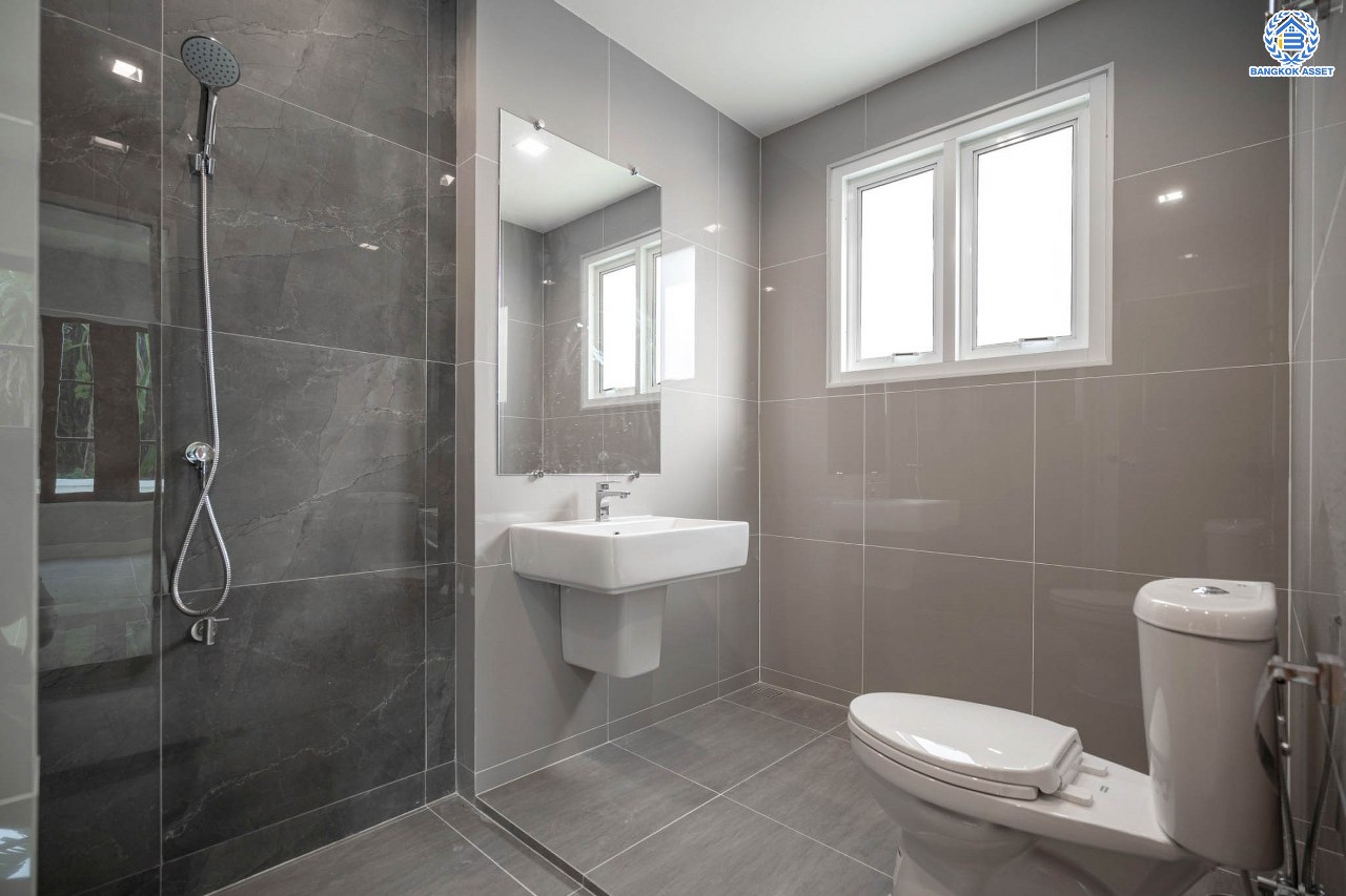 บ้านมือสองตกแต่งใหม่ โครงการ ลัดดารมย์ เพชรเกษม69 ตกแต่งหรูหราดีไซน์สุด Classic วิวสวนสาธารณะ ใกล้ส่วนกลาง บนเนื้อที่ 173.5 ตร.ว. ฟังก์ชันจัดเต็ม 4 ห้องนอน 4 ห้องน้ำ 1 ห้องอเนกประสงค์ 1 ห้องแม่บ้าน จอดรถได้ถึง 2 คัน บนทำเลศักยภาพ เชื่อมต่อหลายเส้นทาง ใกล้เดอะมอลล์บางแค จุดขึ้นทางด่วน "กาญจนาภิเษก" และรถไฟฟ้าสายสีน้ำเงิน "สถานีหลักสอง"